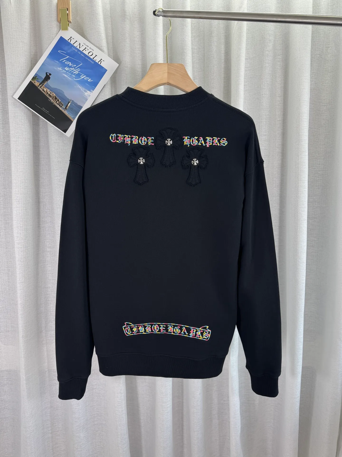 P260 top version, real shot without P, ​​different from market currency) 𝗖𝗵𝗿𝗼𝗺𝗲 𝗛𝗲𝗮𝗿𝘁𝘀/Cro Heart 2025 patch embroidery autumn and winter new original single counter American laser burnt 3D three-dimensional color embroidery couple casual sweatshirt 👑The highest version! Customized fabric 440g tripe terry fabric! American acid-washed and distressed original fabric laser burnt ✟appliqué embroidery and exquisite embroidery of letters! The best-selling model in the counter, very comfortable to wear. Accessories: original molded and authenticated collar label➕100% silk wash label. Genuine purchase-grade original hangtag��matching hanging rope➕3D hanging beads➕original packaging bag. Craftsmanship: The original version has consistent wiring! The highest version of the armhole matching technique! Color: White Black Size: S M L XL Style Number: 25-301